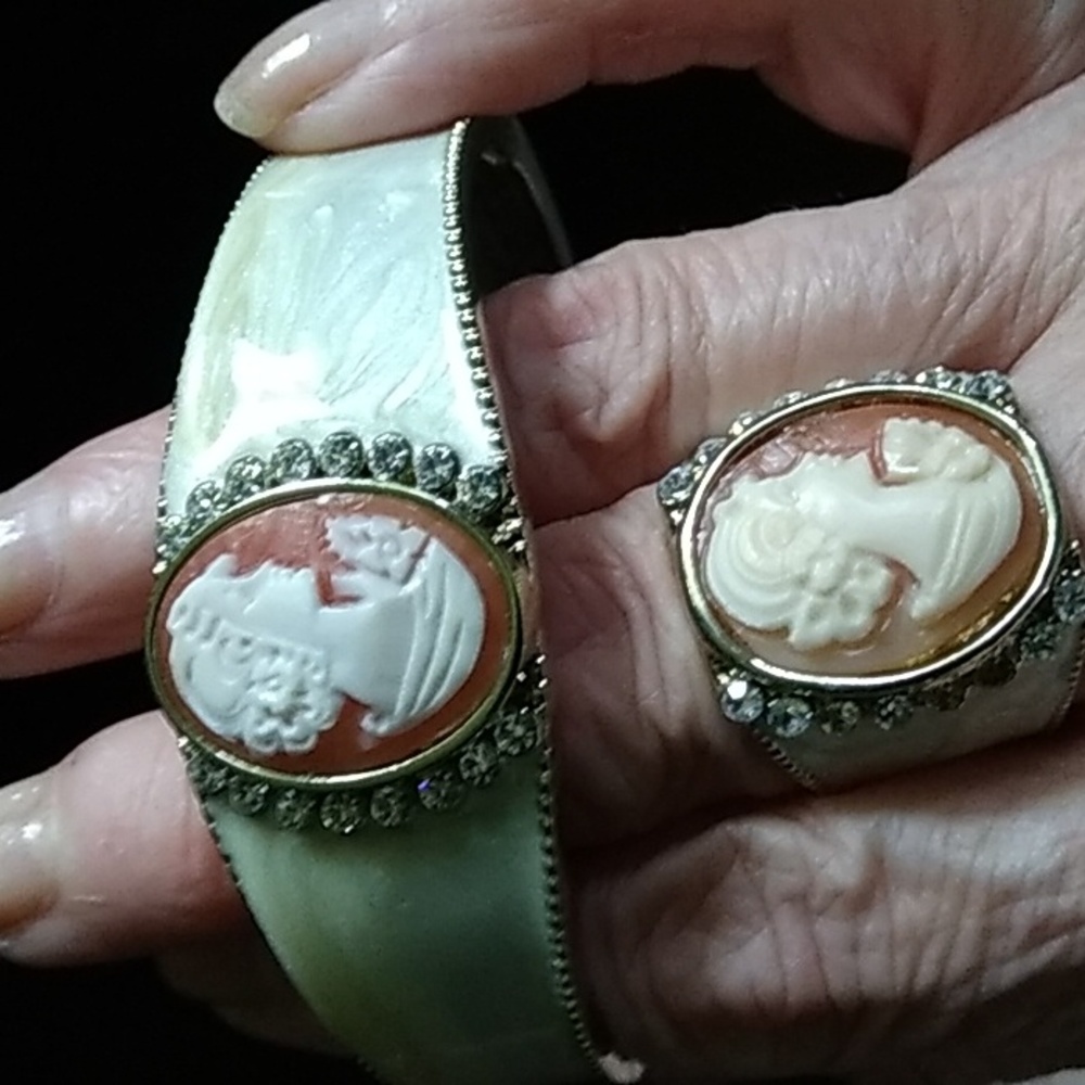 AMADEO SET HINGED BRACELET/RING.MOTHER OF PEARL,CAMEO,Swarovski accent,Gold
